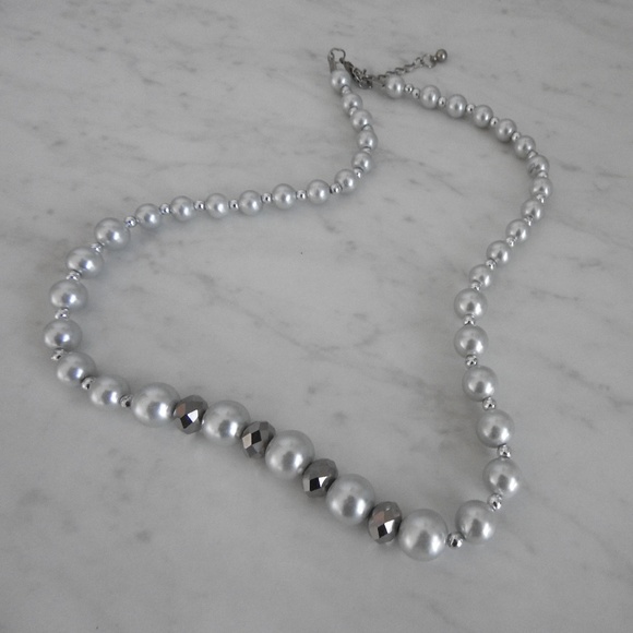 Vintage Jewelry - Faux silver and gray pearl necklace with matching earrings